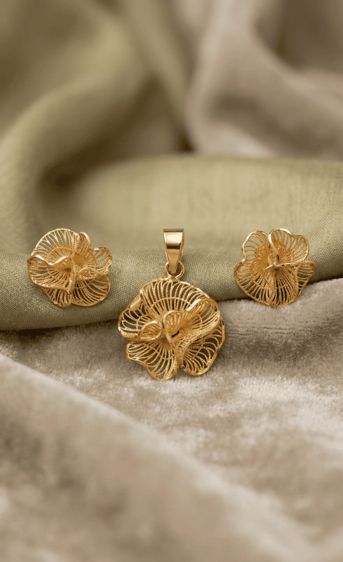 18 kt Gold Gilded Petal Filigree Pendant Set