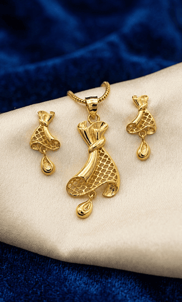 18 kt Gold Sculpted Ribbon & Mesh Pendant Set