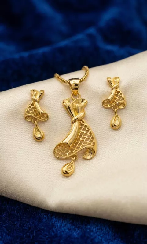 18 kt Gold Sculpted Ribbon & Mesh Pendant Set