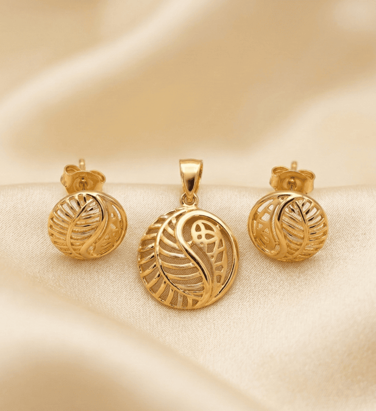 18 kt Gilded Gold Leaf Silhouette Pendant Set