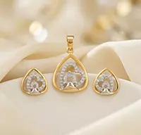 18 kt Gold Nested Hearts Pendant Set
