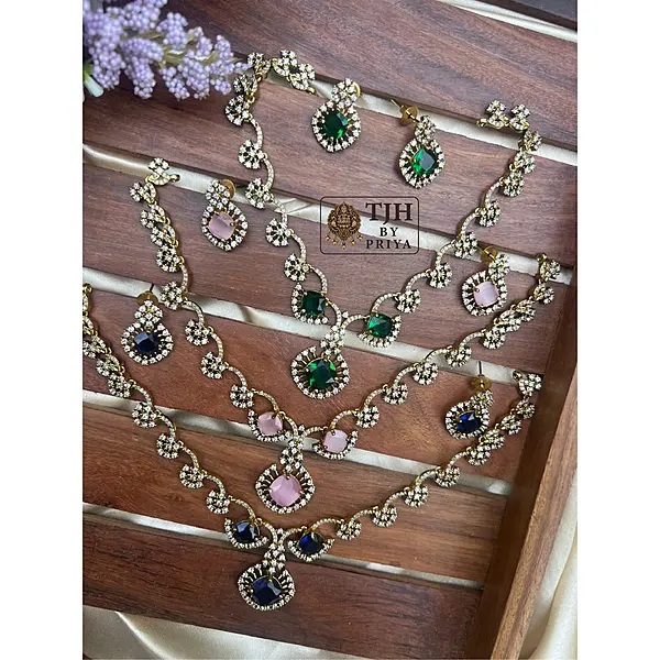 Premium quality Victorian necklace with vibrant stones - MN003