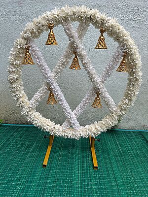 Round frame with garlands 2