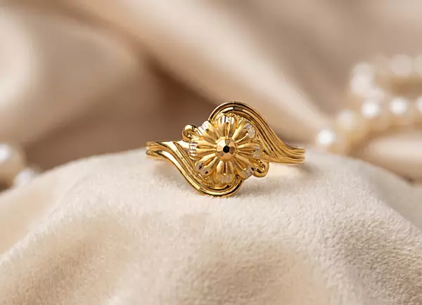 18 kt Gold Daisy Bypass Ring