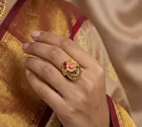 22 kt gold antique ring