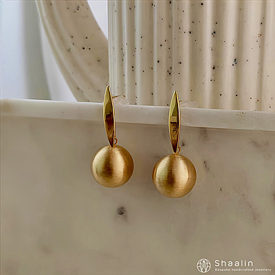 Trendy Sculptural Earrings in Gold