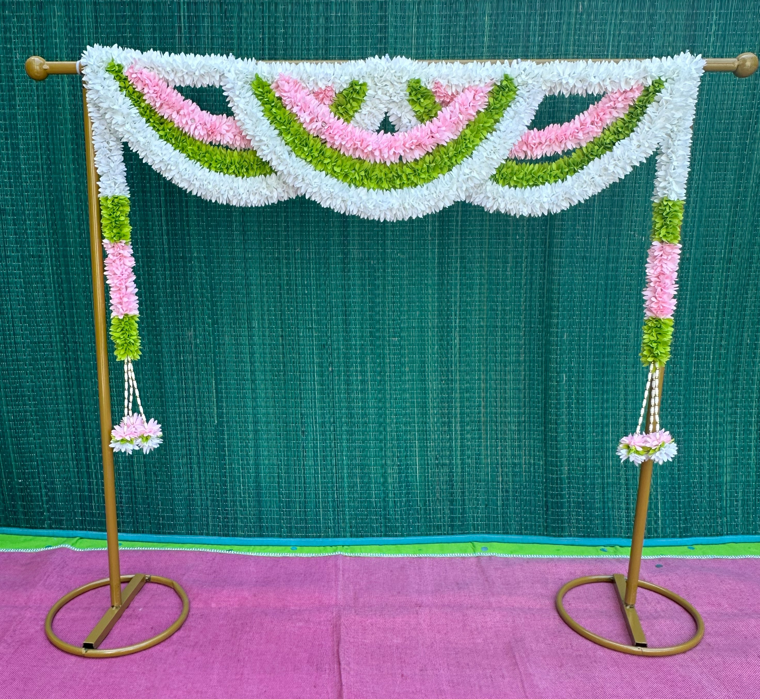 Square stand with garlands 1