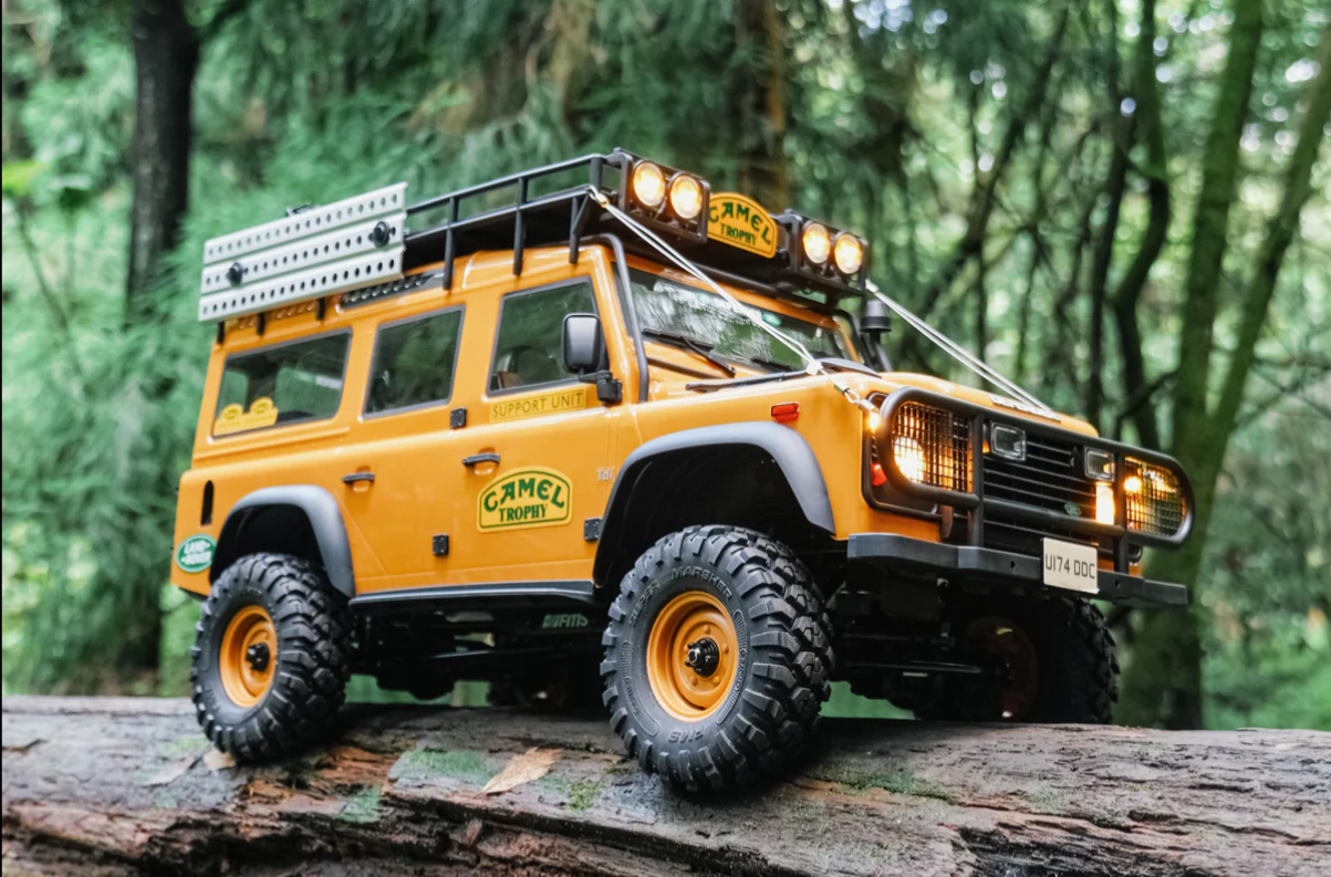 FMS Model 1: 10 FCX10 Land Rover Defender RS Yellow unboxed package contents view