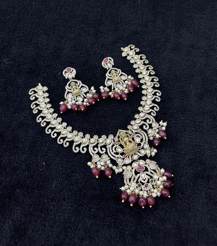 victorian neckpiece - wine red