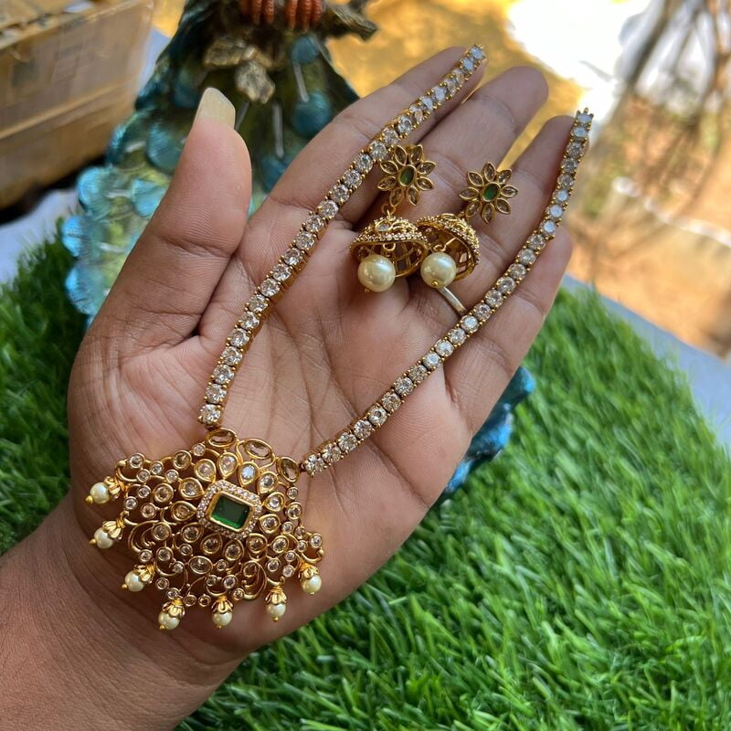 stone neckpiece with green ruby in dollar