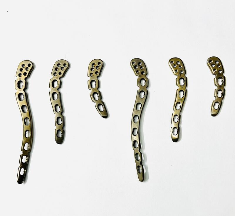 SUPERIOR ANTERIOR CLAVICLE PLATE WITH LATERAL EXTENSION