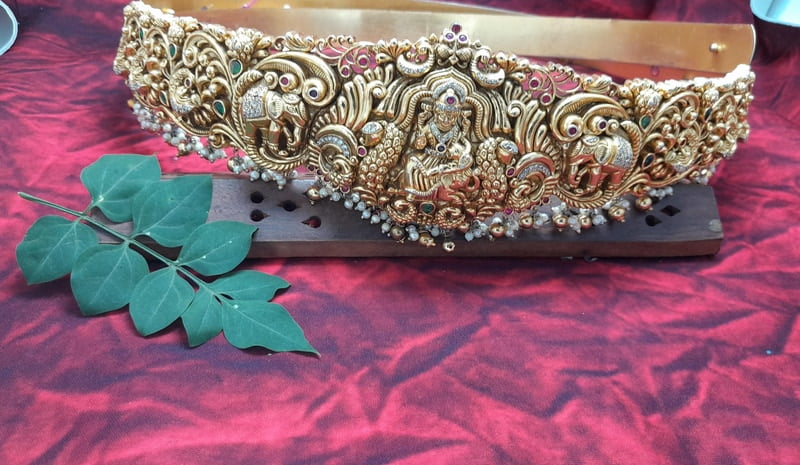 elephant with stone hipblet