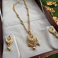 leaf design gold pendant set