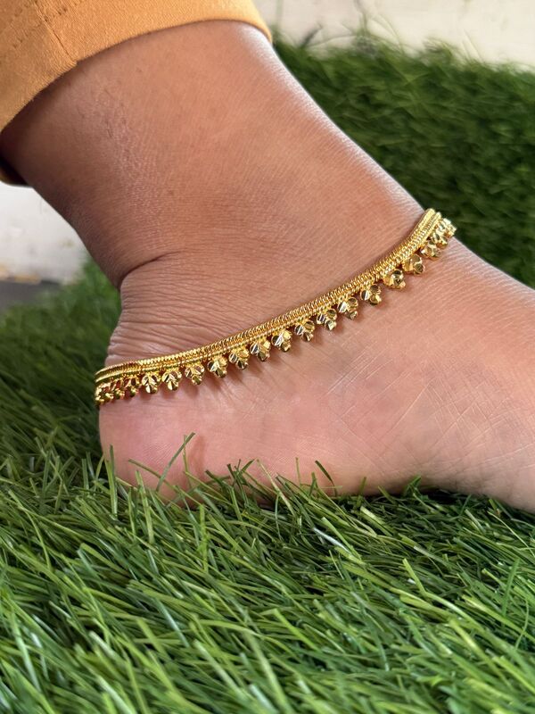 thik three dot golden anklet