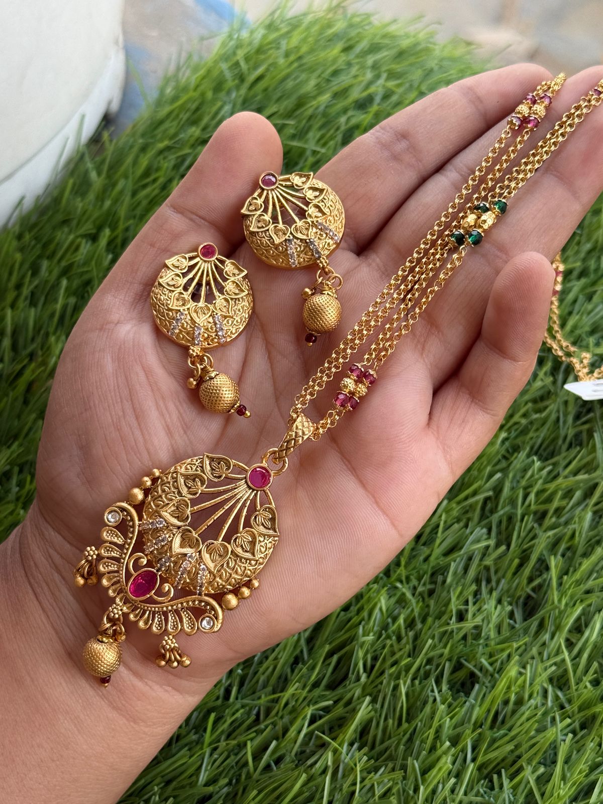 leaf design gold pendant set