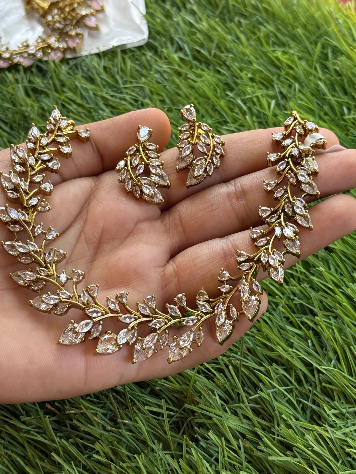 embosd leaf design neck piece