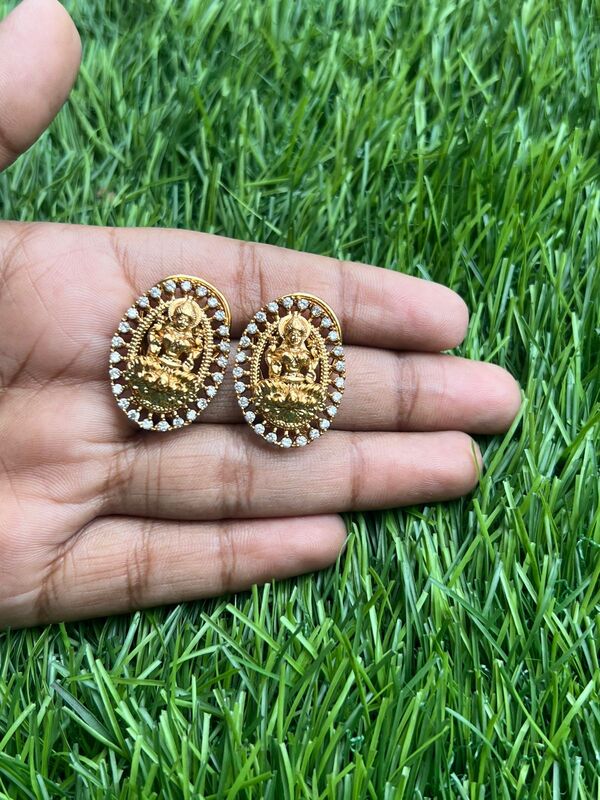 Traditional peacock Pearl Stud