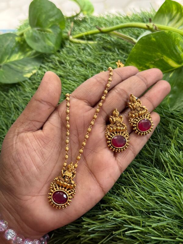 Lion design with victorian pendant set chain