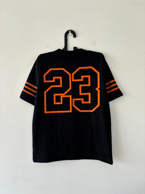 23 Black oversized tee