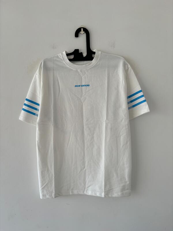 23 White oversized tee