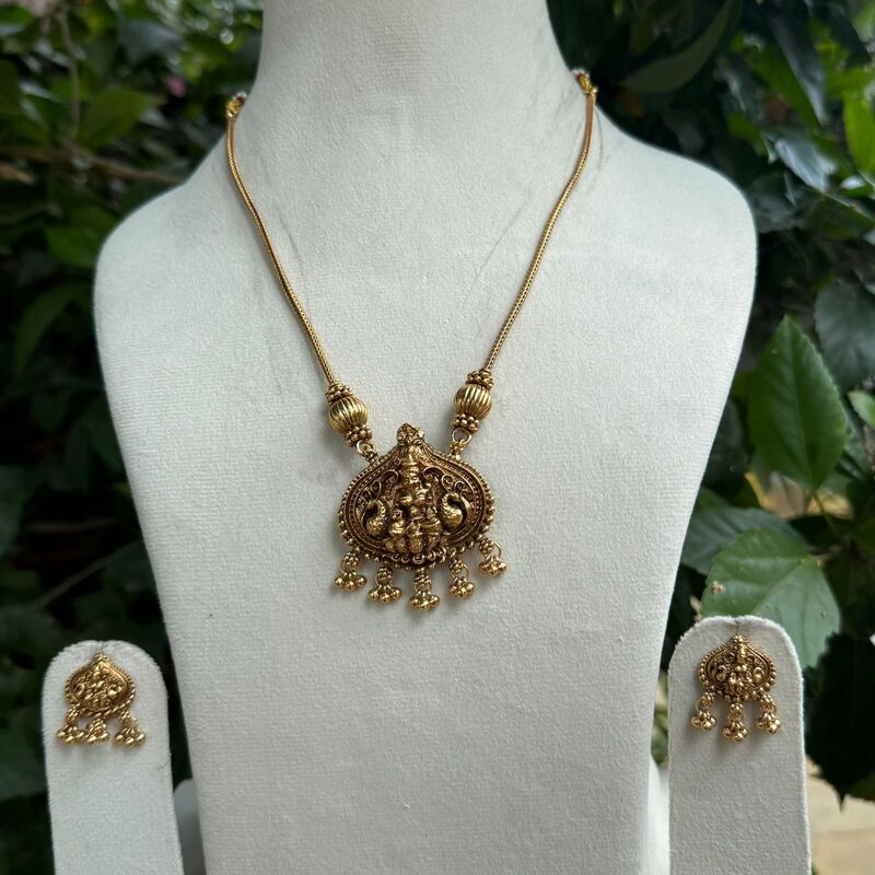 Round design neck piece