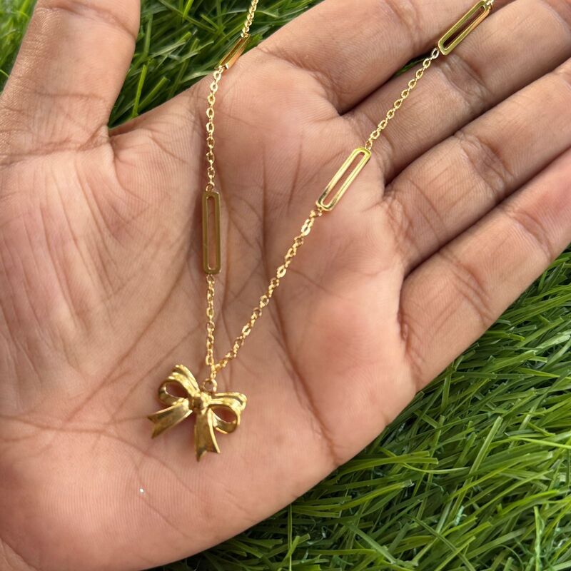 Floral petal design with unique AD stone pendant earning set