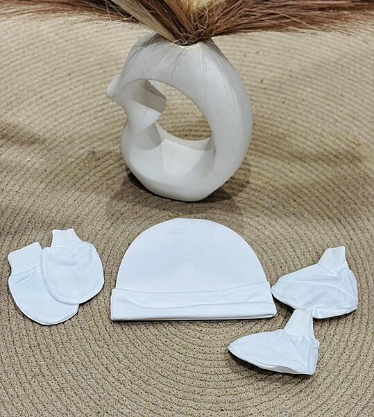 NEWBORN WHITE MITTERNS BOOTIES CAP SET