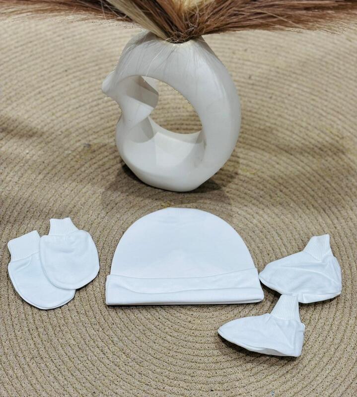 NEWBORN WHITE MITTERNS BOOTIES CAP SET