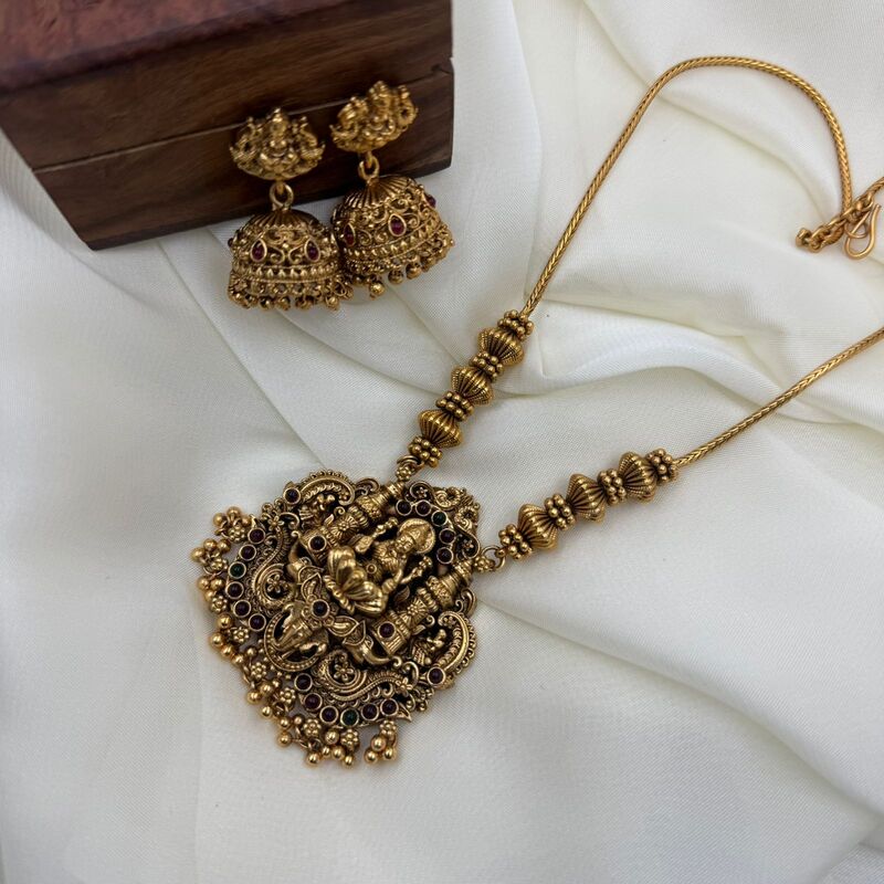 Lakshmi design with three layer neckpeiece