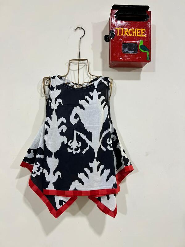 Reva's winged top - black & white Ikkhat