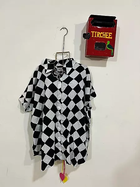 Ishq's Small Anti-fit with Back Open & Tie - Black & White Check Board