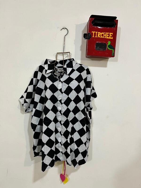 Ishq's Small Anti-fit with Back Open & Tie - Black & White Check Board