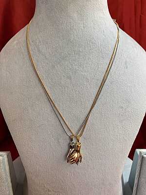 Romantic Magnetic "Holding Hands" Couple's Necklace Romantic Magnetic "Holding Hands" Couple's Necklace