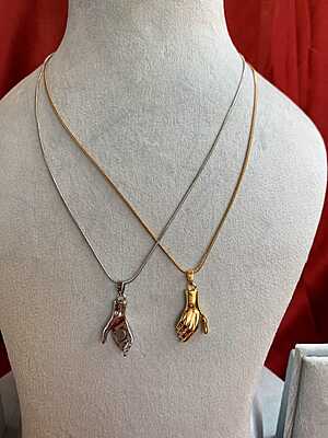 Romantic Magnetic "Holding Hands" Couple's Necklace Romantic Magnetic "Holding Hands" Couple's Necklace