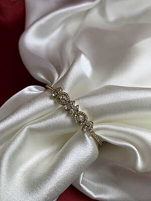 The Fleur-de-Luxe Infinity Bangle