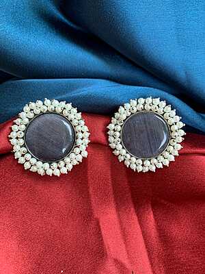 Vintage-Style Pearl Halo Stud Earrings with Amethyst Hue Vintage-Style Pearl Halo Stud Earrings with Amethyst Hue