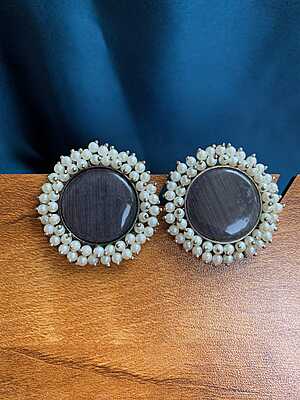 Vintage-Style Pearl Halo Stud Earrings with Amethyst Hue Vintage-Style Pearl Halo Stud Earrings with Amethyst Hue