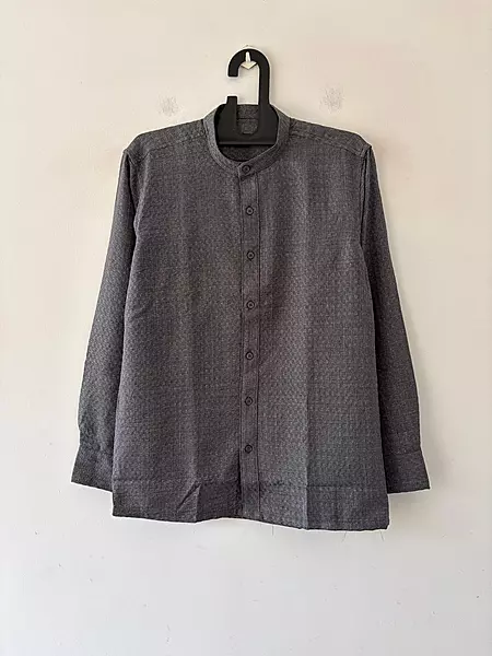 Charcoal grey textured mandarin