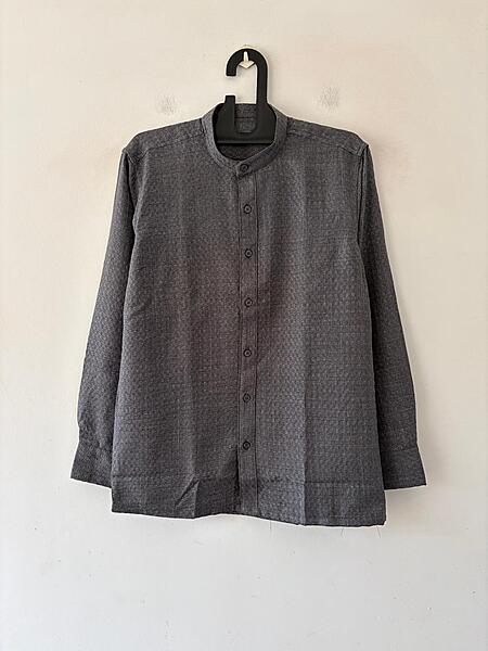 Charcoal grey textured mandarin