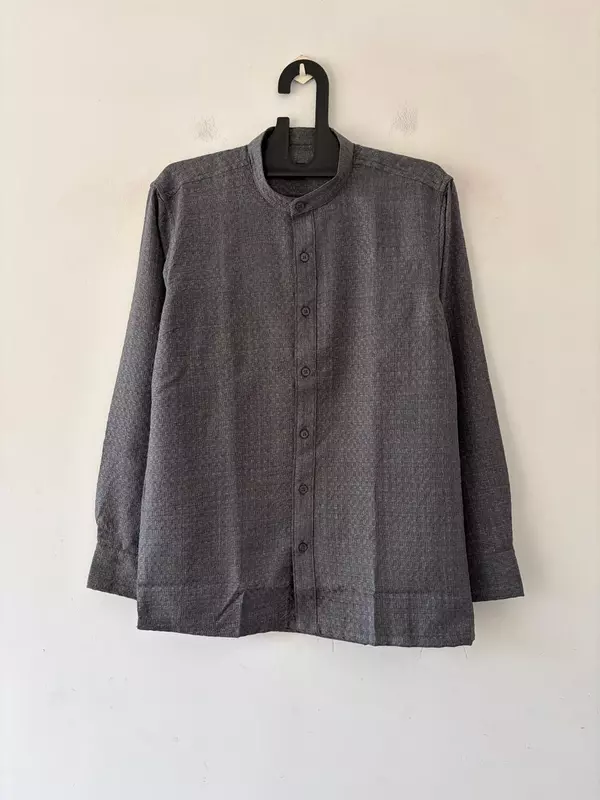 Charcoal grey textured mandarin