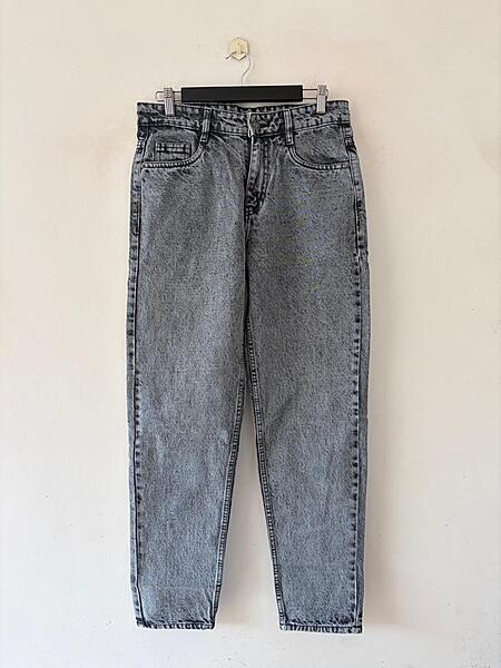 Gray acidwash momfit jeans