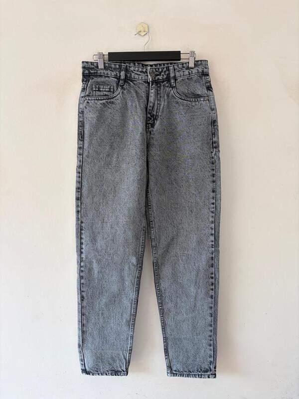 Gray acidwash momfit jeans