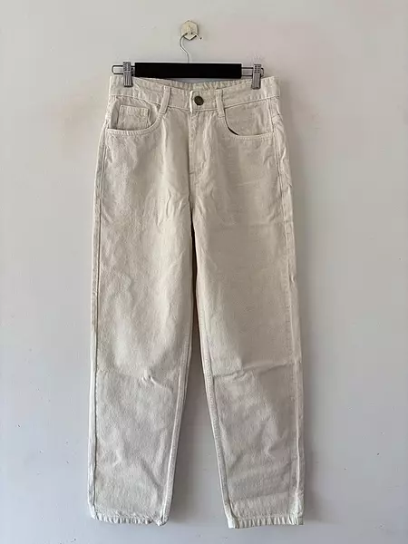 Off‑white momfit jeans