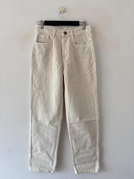 Off‑white momfit jeans