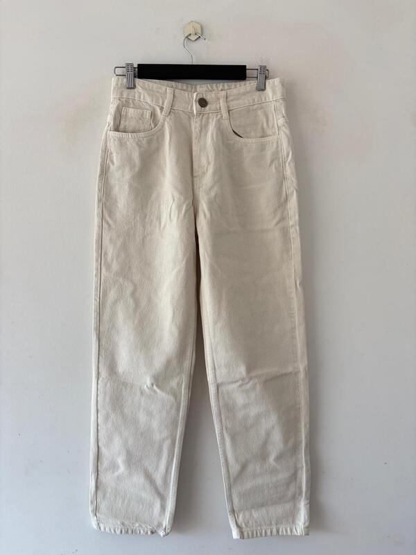 Off‑white momfit jeans