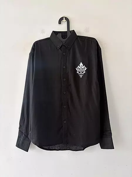 Noir crest embroidered shirt