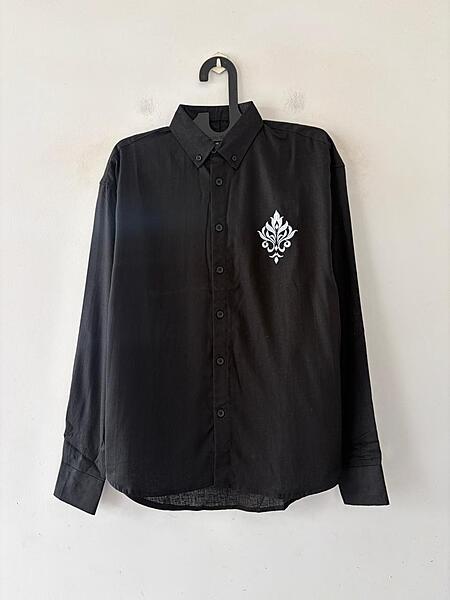 Noir crest embroidered shirt