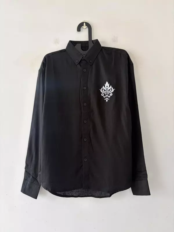 Noir crest embroidered shirt