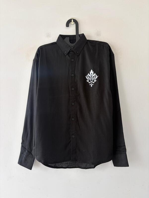 Noir crest embroidered shirt