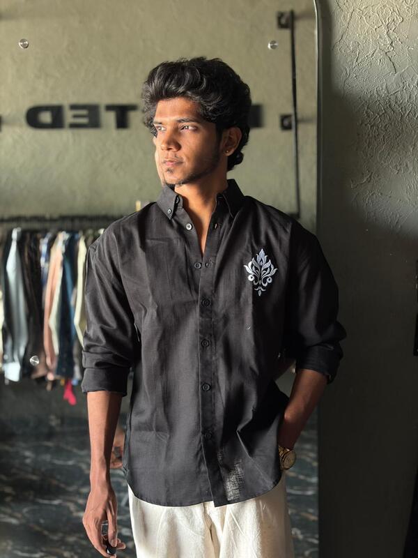 Noir crest embroidered shirt